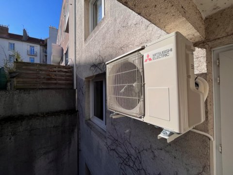 Installation climatisation réversible dans un studio à Voiron 